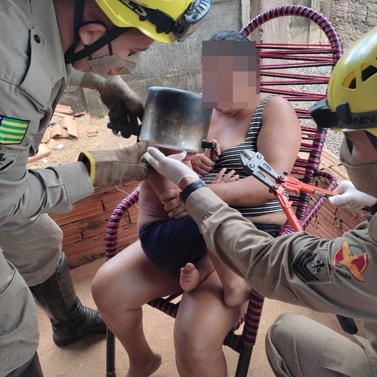 EM GOIÁS, PANELA DE PRESSÃO FICA PRESA NA CABEÇA DE MENINO DE 2 ANOS E BOMBEIROS FAZEM A RETIRADA; OCORRÊNCIA INUSITADA FOI EM CARMO DO RIO VERDE