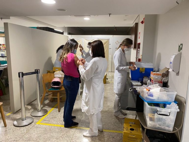SAÚDE DE CATALÃO LIBERA VACINA CONTRA COVID-19 PARA PESSOAS COM 23 ANOS NESTA SEGUNDA-FEIRA (23); APLICAÇÃO DA 1ª DOSE CONTINUA NO CATALÃO SHOPPING