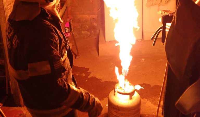 BOTIJÃO DE GÁS PEGA FOGO DENTRO DE RESIDÊNCIA, EM CATALÃO, E BOMBEIROS EVITAM TRAGÉDIA