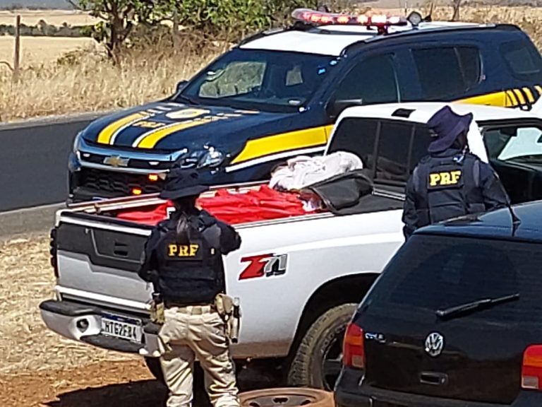 Em Bela Vista de Goiás, PRFs de Goiás, Distrito Federal e do Mato Grosso, apreendem caminhonete carregado com 1 tonelada de maconha