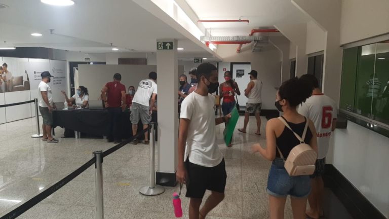 Em Catalão, jovens de 21 anos começaram a serem imunizados na tarde desta quinta (26); aplicação segue até às 21h no Catalão Shopping