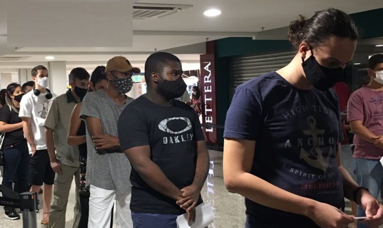 Em Catalão, jovens de 18 anos de idade já estão sendo vacinados contra Covid-19; trabalhadores da educação estão recebendo reforço hoje