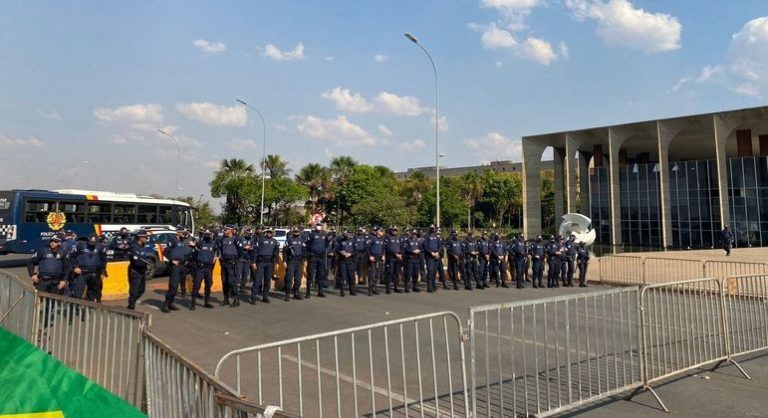 PM faz barreira humana para proteger STF