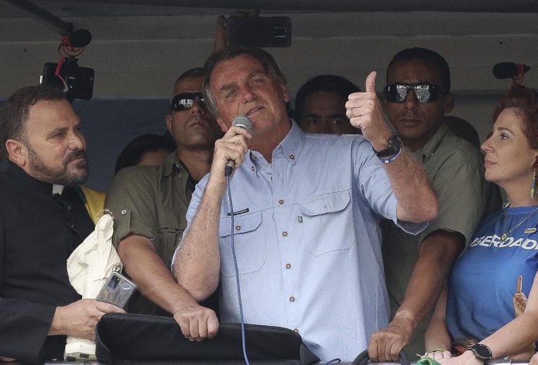 Governo de SP multa Bolsonaro e outras autoridades por não usarem máscara em manifestação na Av. Paulista