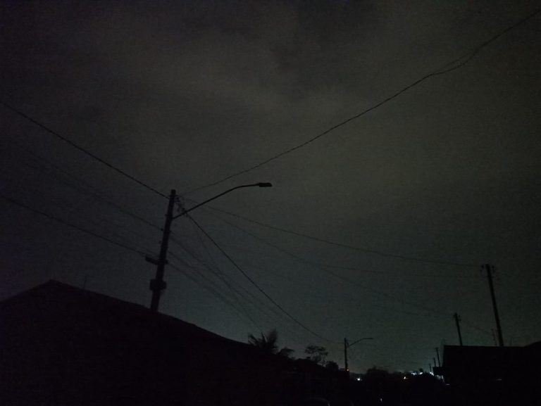 Após 166 dias, chuva volta a cair em Catalão e bairros registram queda de energia