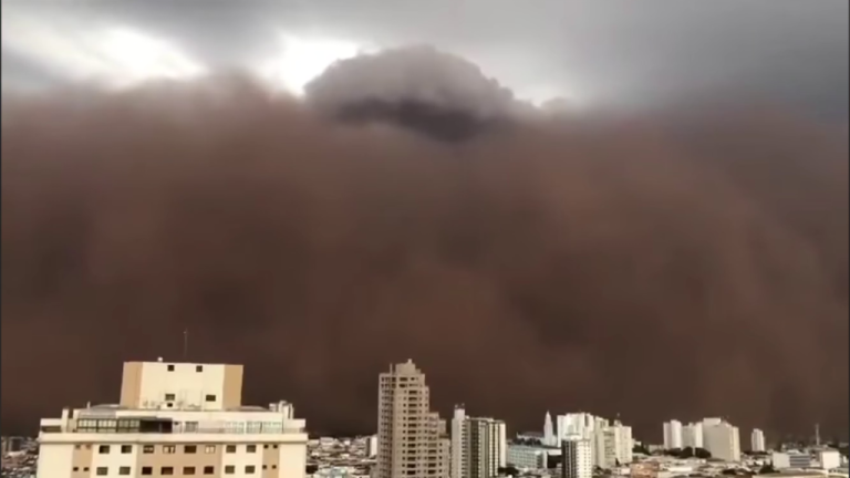 Tempestade de poeira ‘engole’ o município de Franca, no interior de SP, e moradores se desesperam