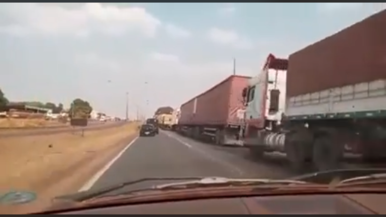Caminhoneiros  fazem manifestação em rodovias no interior de Goiás