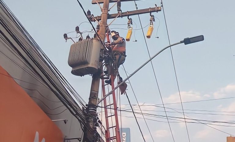 Para a Enel, fogo em fachada de loja da 20 de Agosto não partiu de transformador