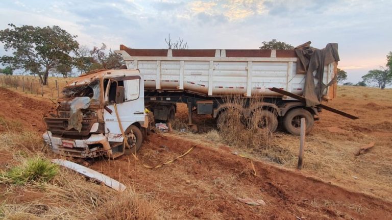 Carreta tomba, motorista é arremessado para fora e acaba debaixo do veículo; acidente foi entre Catalão e Ouvidor