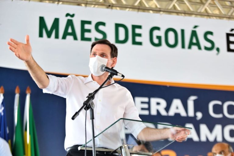 “São ações que trazem dignidade e qualidade de vida para os goianos”, diz Lissauer durante entrega dos cartões do programa Mães de Goiás, em Itaberaí
