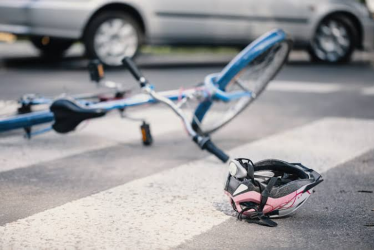 Está entubada e em estado grave ciclista que bateu em caminhonete em Catalão