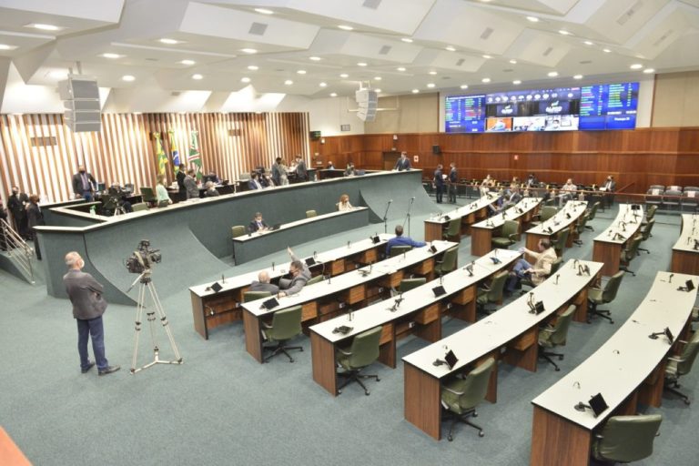 Assembleia Legislativa aprova projeto do Governo de Goiás que concede reajuste salarial e auxílio-aprimoramento para servidores da Educação