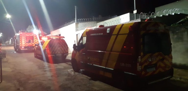Em Catalão, incêndio provocado por idosa causa destruição em residência