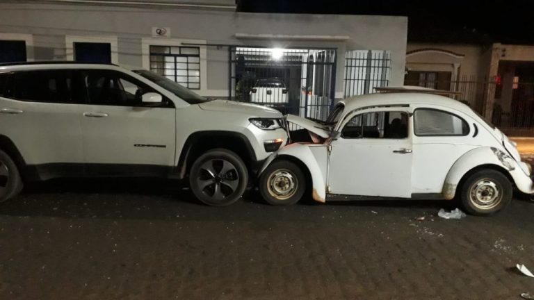 Fusca bate em carro de luxo e faz polícia descobrir que os dois veículos estavam irregulares, em Ipameri