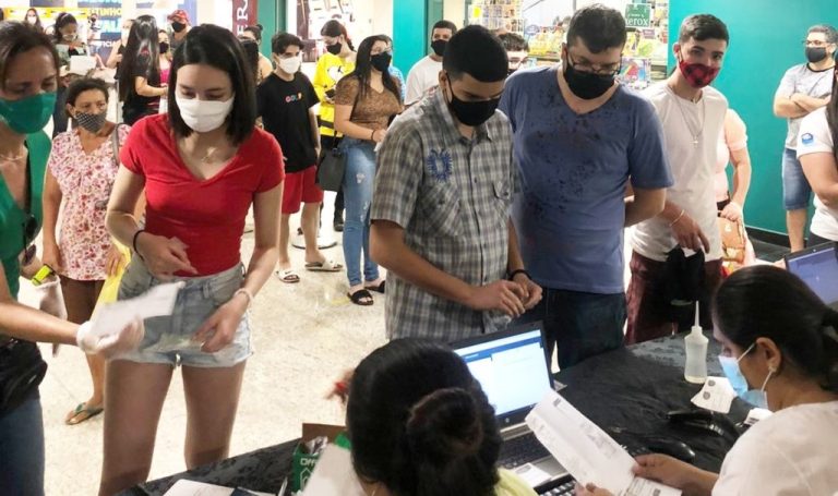 Adolescentes de 17 anos comparecem em massa no Catalão Shopping para receberem 1ª dose da vacina contra a Covid-19