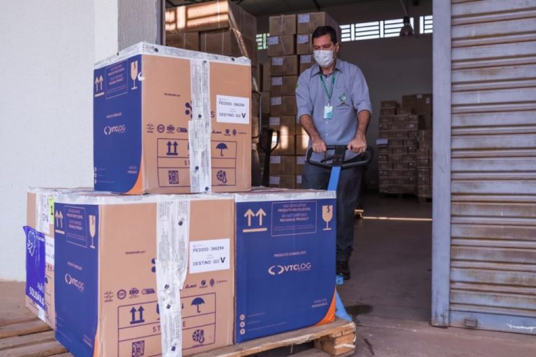 Governo de Goiás recebe mais 166.240 doses de vacinas contra Covid-19