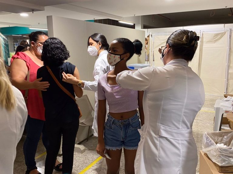 Adolescentes de 13 anos já estão recebendo a primeira dose da vacina contra Covid-19, em Catalão; veja no Blog do Badiinho quem mais está vacinado hoje