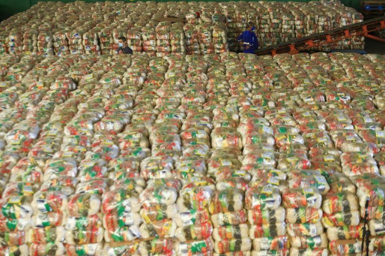 Governo de Goiás distribui mais de 40 mil cestas básicas em uma semana