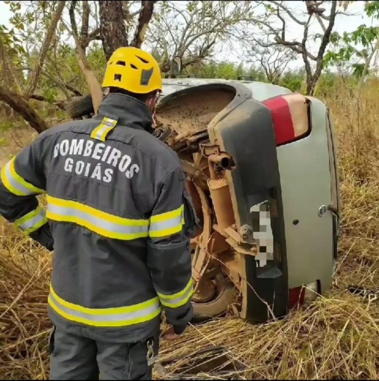 Saída de pista seguida de capotamento na GO 330 entre Três Ranchos e Ouvidor, deixou duas pessoas feridas