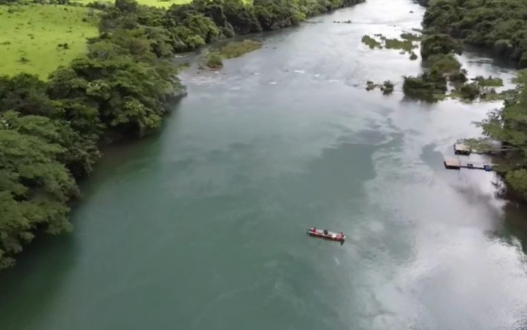 Mulher que se afogou no Rio São Marcos estava companhia do namorado e das filhas; bombeiros ainda fazem buscas