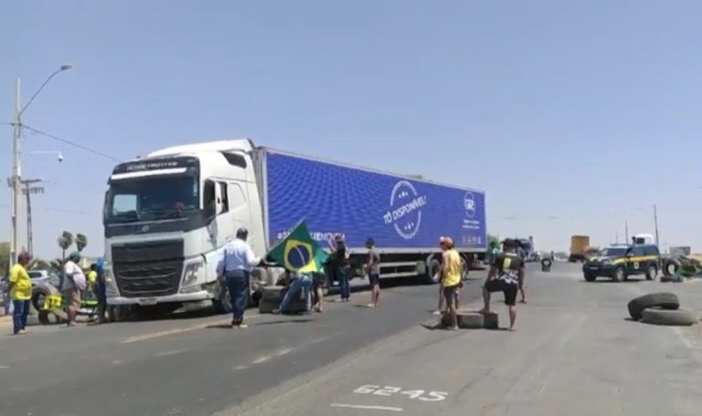 Caminhoneiros fazem manifestações e bloqueiam estradas em quatro Estados