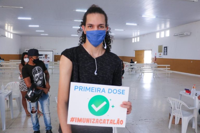 Saúde de Catalão continua com a repescagem para vacinar pessoas com 18 anos ou mais contra Covid-19; município também segue aplicando a segunda dose