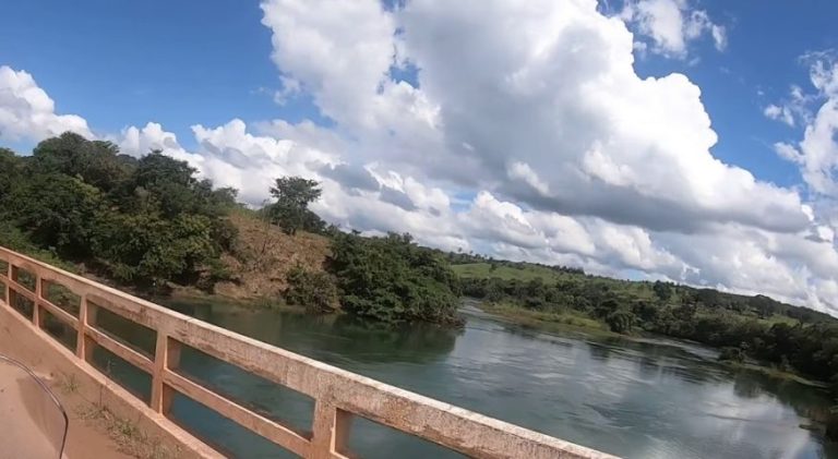 Mulher se afoga no Rio São Marcos enquanto se banhava; mergulhadores dos bombeiros vão iniciar buscas na manhã desta terça-feira (21)