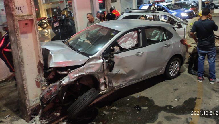 Carros batem e ocupantes de um dos veículos fogem a pé, em Catalão