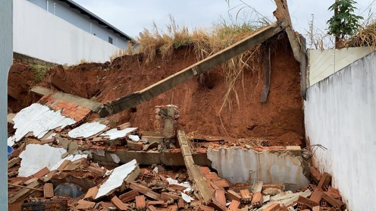 Cachorro e jabutis desaparecem em escombros após deslizamento de terra em Catalão