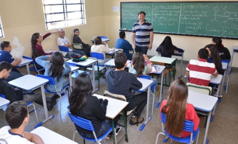 Governo de Goiás paga Auxílio-Aprimoramento no valor de R$ 500 e reajuste de salário para professores e servidores administrativos da Educação na folha de outubro