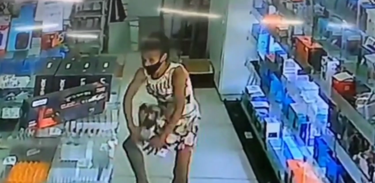 Mulher furta loja e esconde produto embaixo do vestido; veja vídeo