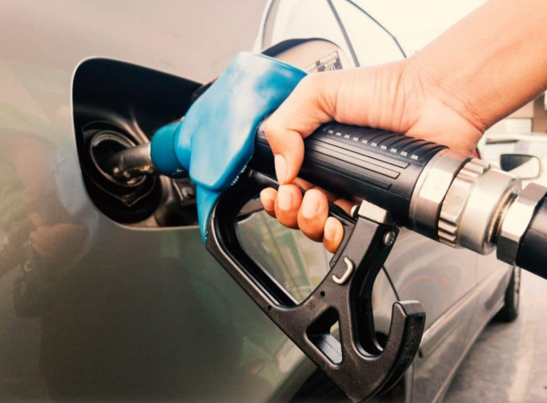 Nas alturas: Gasolina mais cara do país chega a R$ 9