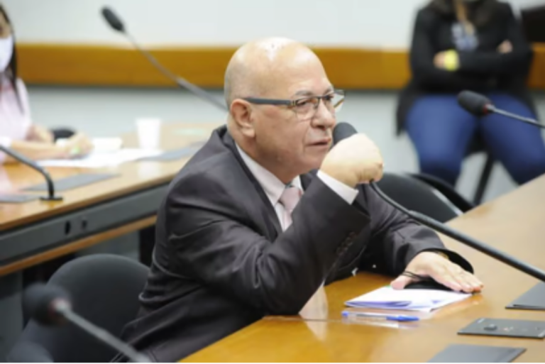Pastora contratada para orar furta R$ 300 mil da casa do deputado professor Alcides