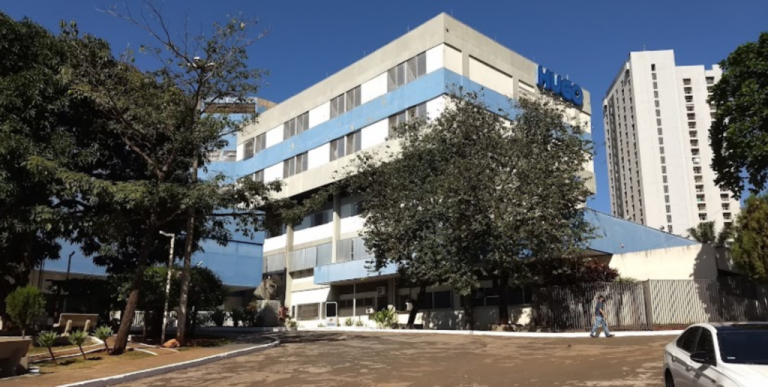 Jovem que foi levada para o mato e queimada com álcool pelo ex-marido é transferida para Goiânia