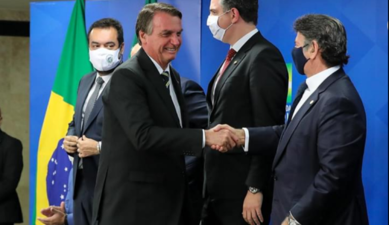 Em 1º encontro pós-conflitos, Bolsonaro chama ministros do STF de “amigos”