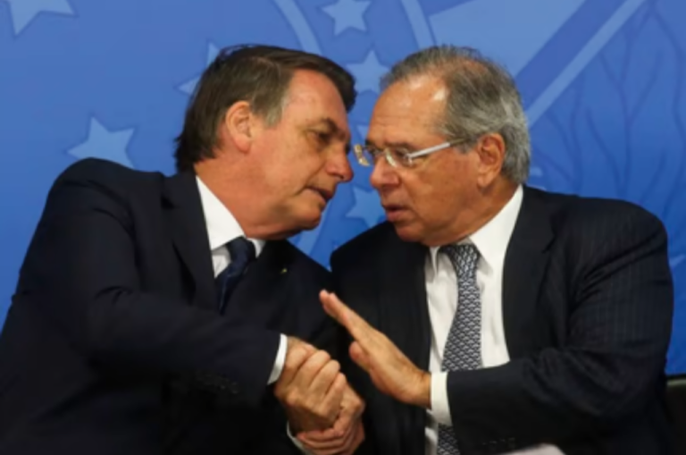 Paulo Guedes pede demissão e Bolsonaro tenta convencê-lo a ficar, diz colunista