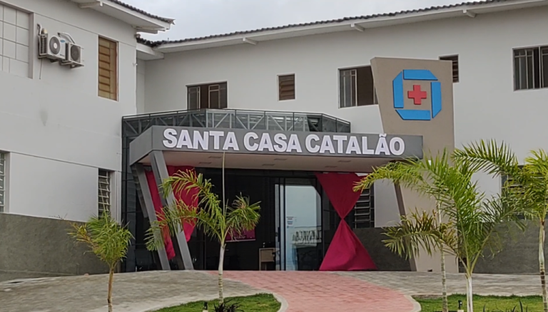 Mulher é socorrida desmaiada ao hospital após levar choque misterioso, em Catalão