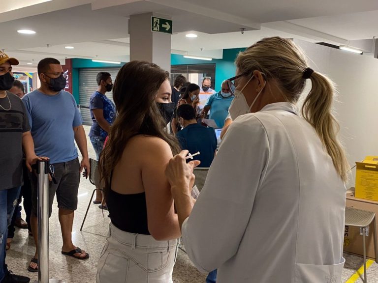 Adolescentes de 12 a 17 anos ganham nova chance de receberem 1ª dose da vacina contra Covid-19; saiba quem mais estão sendo imunizados nesta quarta-feira