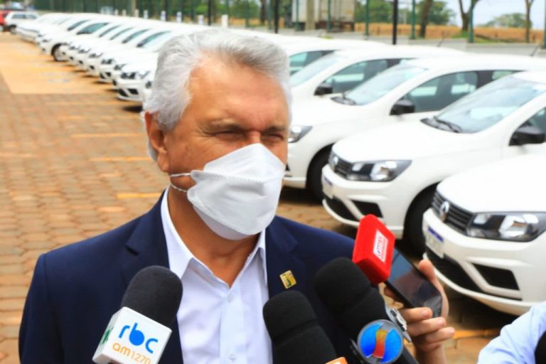 Durante entrega de 71 veículos à Agrodefesa, Caiado compara corrupção a “doença silenciosa”, diz que estancou sangria e que Goiás hoje exibe transparência e investimentos