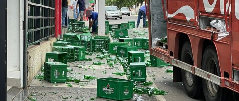 SEXTOU: Engradados com garrafas de Heineken caem de caminhão em movimentada Avenida de Catalão