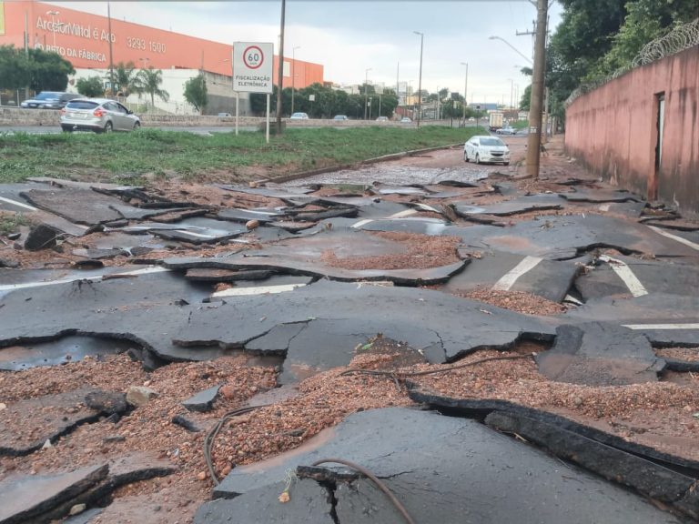 Problema antigo: Uberlândia volta a sofrer com alagamentos