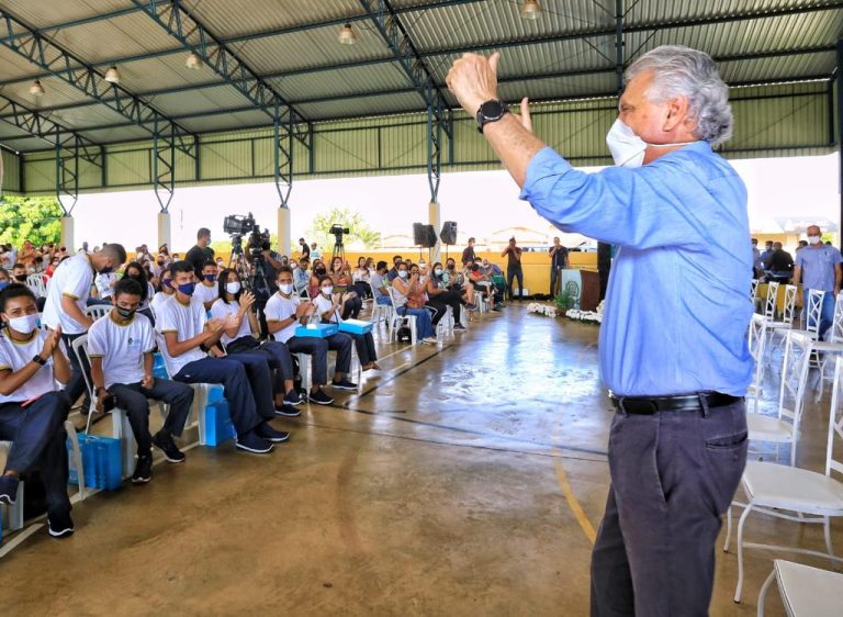 Em celebração aos 110 anos de Caldas Novas, Caiado inaugura delegacias, sede do 7º Comando Regional Bombeiro Militar e distribui Chromebooks a estudantes