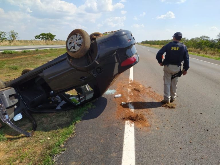 Machucado e preso: motorista bêbado perde o controle e capota veículo na BR 050, em Campo Alegre de Goiás