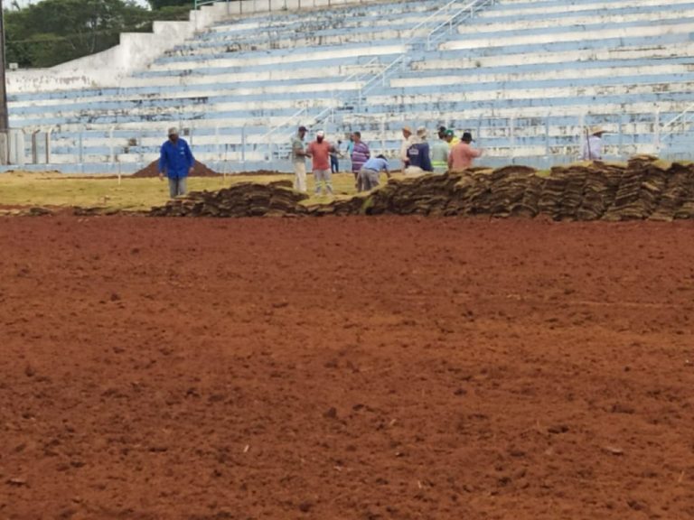 Estádio do CRAC de Catalão passa por ampla reforma; após novo sistema de drenagem, gramado do Genervino da Fonseca recebe grama esmeralda