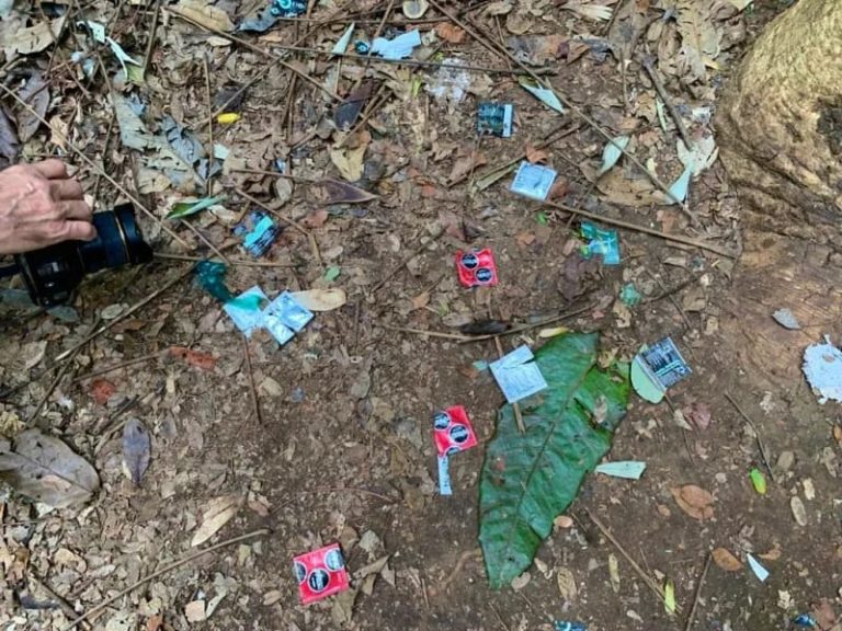 Mais de 3 mil camisinhas e embalagens foram retiradas em bosque de Goiânia