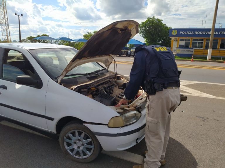 PRF prende dois homens com carro roubado na BR 050, em Catalão