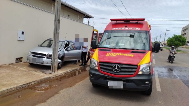 Motorista perde o controle do veículo e bate em poste de energia; acidente foi no Alto da Boa Vista 2, em Catalão