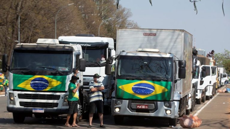 Após reajuste, caminhoneiros de Goiás vão se reunir para definir sobre paralisação