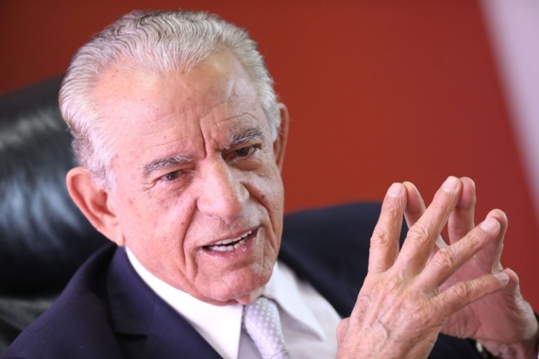 Iris Rezende faz tratamento contra forte infecção pulmonar