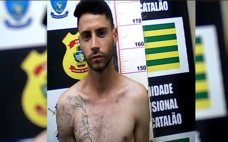 Câmeras registram ex-namorado abordando jovem minutos antes de agredir e atear fogo nela, diz polícia; agressor é procurado pelas forças policiais
